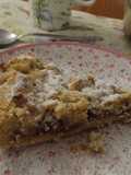 Tarta rellena de mermelada de albaricoque cubierta con crujiente