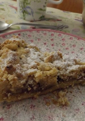 Una foto de Tarta rellena de mermelada de albaricoque cubierta con crujiente
