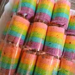 รูปของ Bolu gulung kukus pelangi / mini rainbow roll cake
