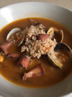 Una foto de Arroz caldoso con chipirones, almejas y mejillones