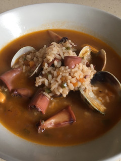 Una foto de Arroz caldoso con chipirones, almejas y mejillones