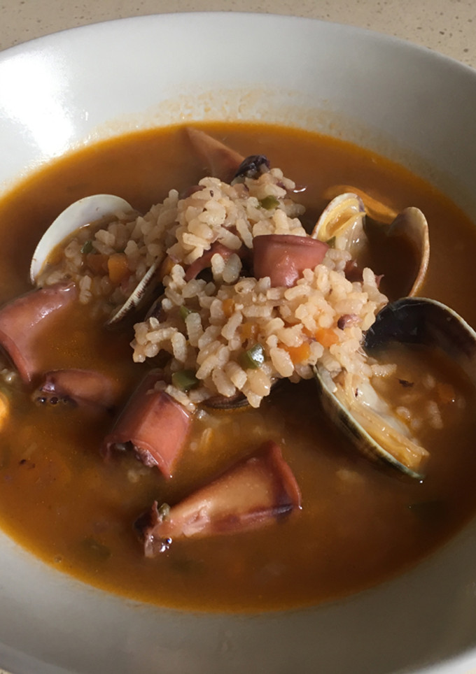 Una foto de Arroz caldoso con chipirones, almejas y mejillones