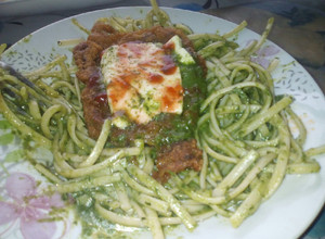 Una foto de Tallarines verdes con bistec apanado (estilo steakzza)
