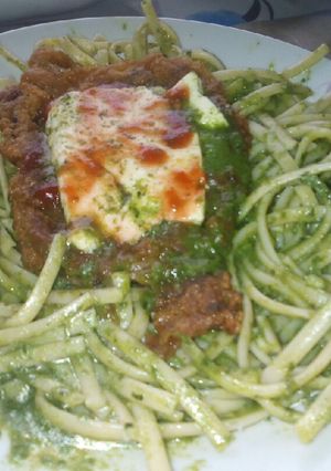 Una foto de Tallarines verdes con bistec apanado (estilo steakzza)