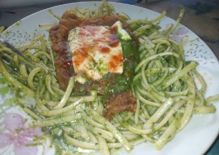 Tallarines verdes con bistec apanado (estilo steakzza)