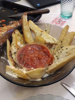 Una foto de Papas rústicas con salsa y queso