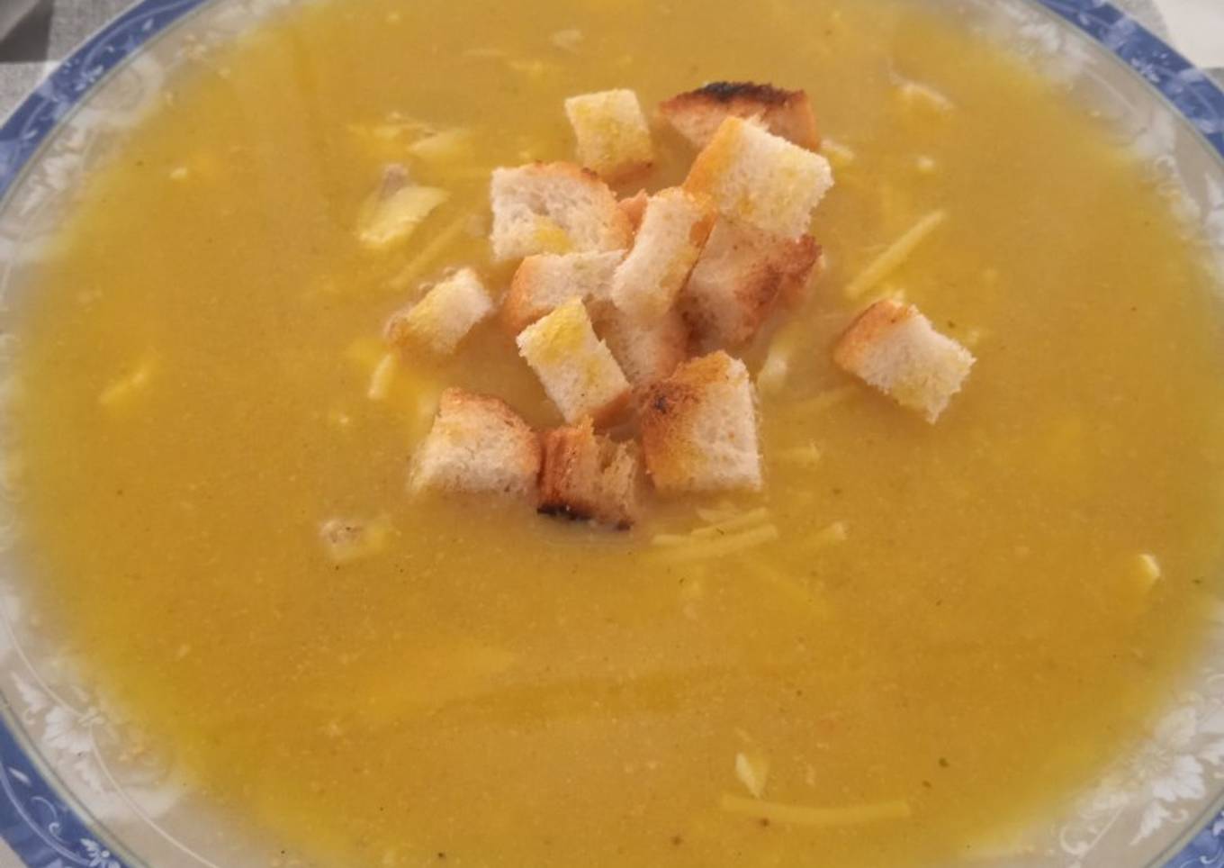 Sopa de dorada en salsa de almendras con fideos