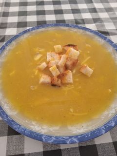 Una foto de Sopa de dorada en salsa de almendras con fideos