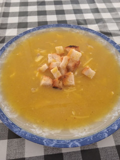 Una foto de Sopa de dorada en salsa de almendras con fideos