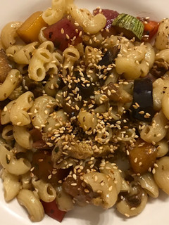 Una foto de Fideos con verduras salteadas con salsa de soja y semillas de sésamo tostadas
