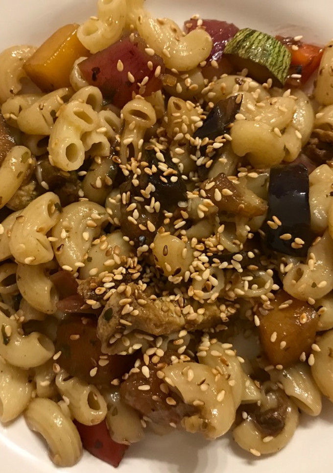 Una foto de Fideos con verduras salteadas con salsa de soja y semillas de sésamo tostadas