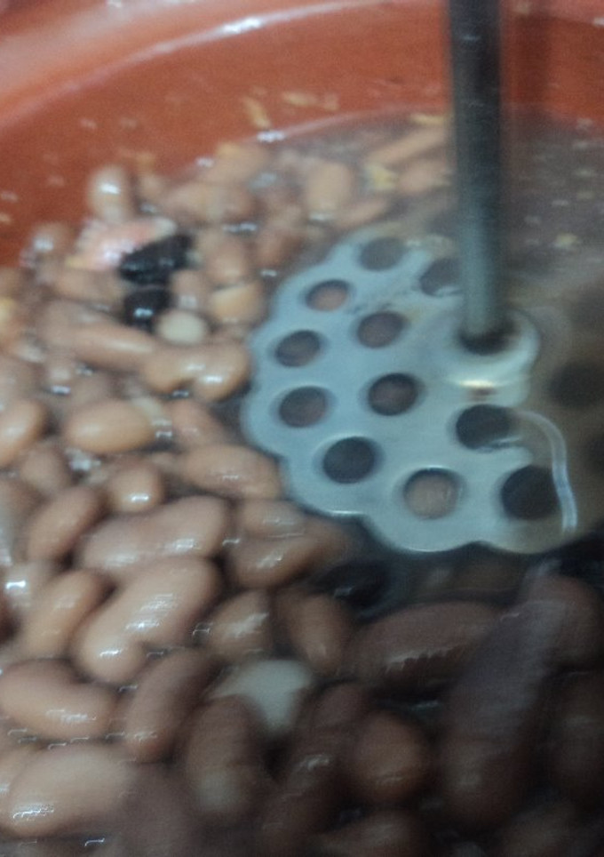 Una foto de Frijoles machacados con cerveza y polvo de hoja santa las correa