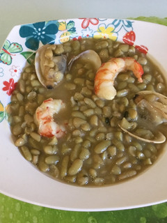 Una foto de Alubias verdinas con marisco