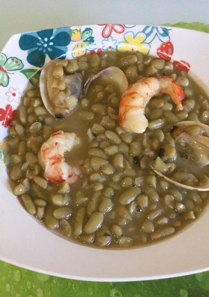 Una foto de Alubias verdinas con marisco