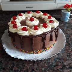 Una foto de Torta chocolatosa con crema (para postre)