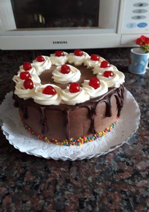 Una foto de Torta chocolatosa con crema (para postre)