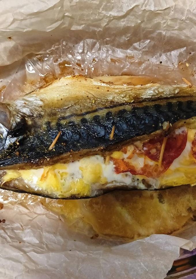 Скумбрія запечена з сиром та помідорами