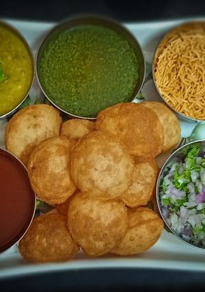 રગડા વાળી પાણીપુરી (Ragda Panipuri Recipe In Gujarati) રેસીપી મુખ્ય ફોટો
