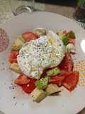 Ensalada de Tomate y Aguacate con Burrata
