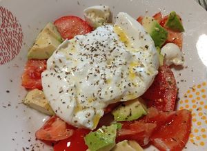 Foto principal de Ensalada de Tomate y Aguacate con Burrata