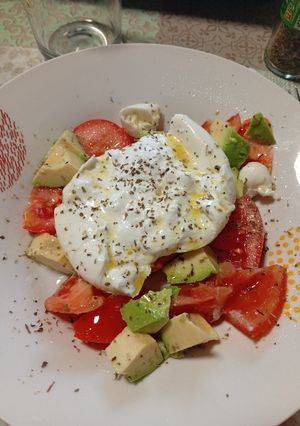 Una foto de Ensalada de Tomate y Aguacate con Burrata