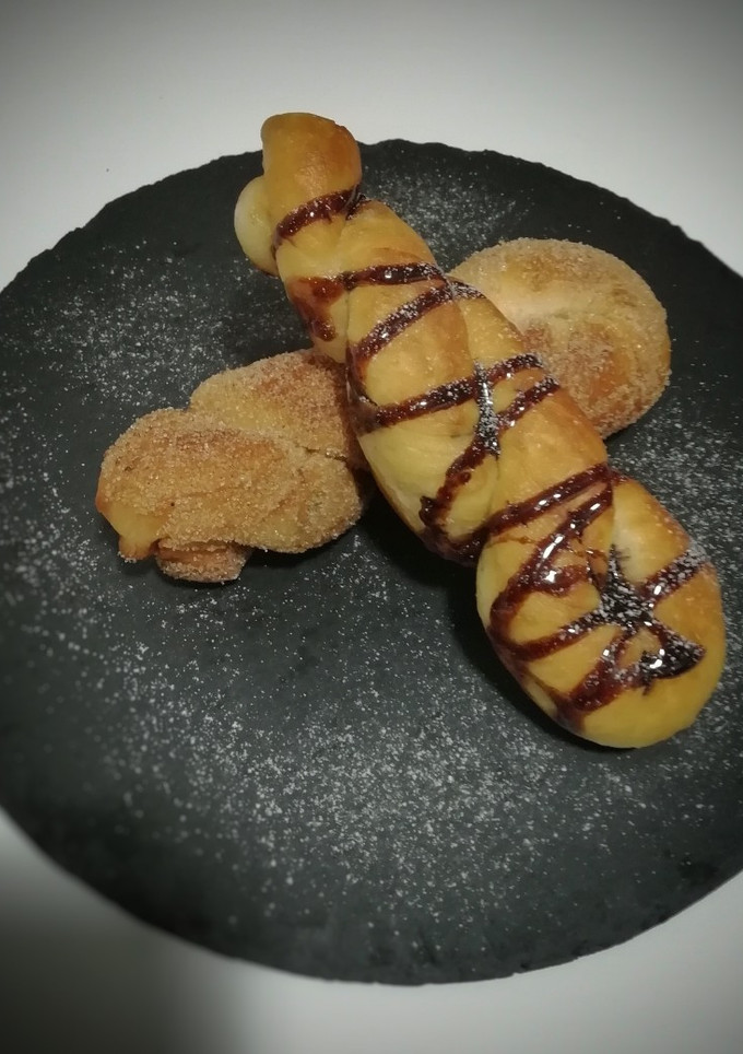 Una foto de Donuts trenzados