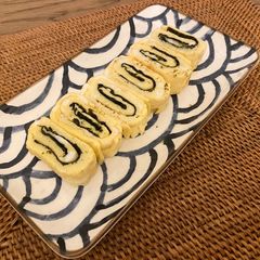 A picture of Japanese seaweed tamagoyaki - rolled omelette.