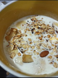 A picture of Banana and granola.