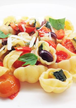 Foto di Pasta con peperoni, pomodorini confit e zucchine fritte
