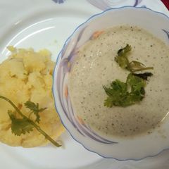 A picture of Coconut Chutney With Suji Upma.