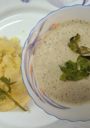 A picture of Coconut Chutney With Suji Upma.