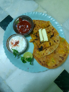 આલૂ પરાઠા(Alooparotha recipe in Gujarati) રેસીપી મુખ્ય ફોટો