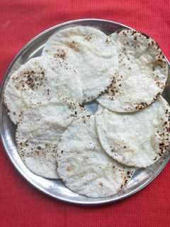 ચોખા ની રોટલી(Rice flour Roti Recipe in Gujarati) રેસીપી મુખ્ય ફોટો