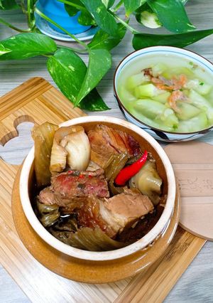 Hình của món Heo quay kho dưa cải chua.