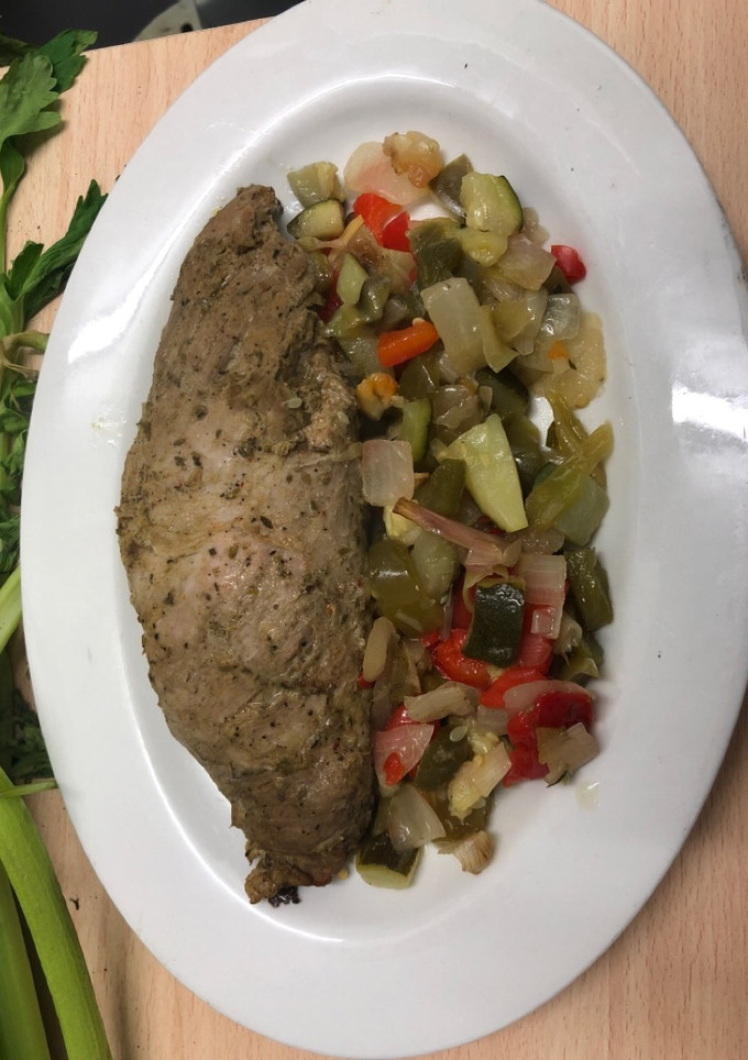 Una foto de 254. Solomillo al romero con guarnición de verduras (principal carne)