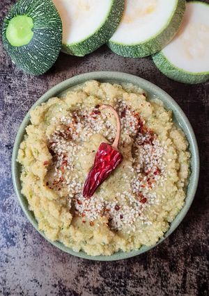 Una foto de Hummus con zucchini crudo