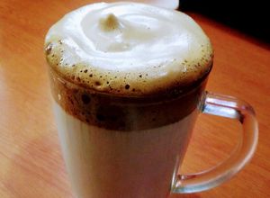 Una foto de Dalgona Coffee (Café espumoso)