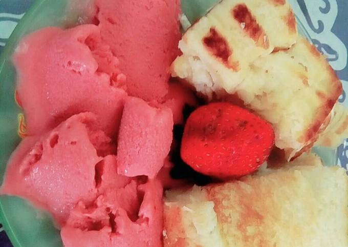 Bagaimana Menyiapkan Ice Cream Strawberry yang Enak