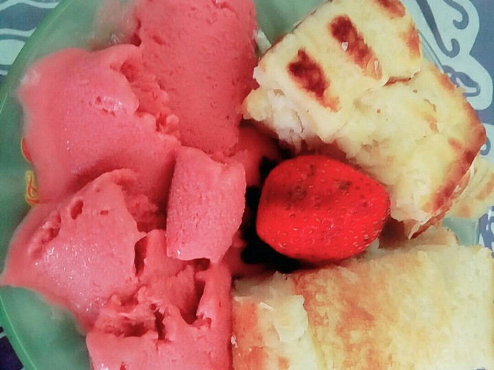 Bagaimana Menyiapkan Ice Cream Strawberry yang Enak