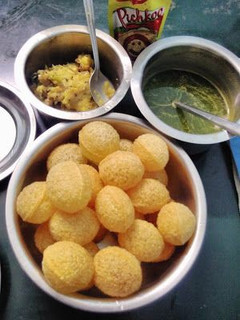 पानी पूरी (pani poori recipe in Hindi) रेसिपी मुख्य फोटो