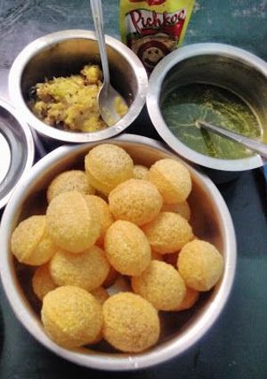 पानी पूरी (pani poori recipe in Hindi) रेसिपी मुख्य फोटो