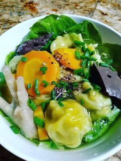 Hình của món Hoành thánh nước lèo và hoành thánh chiên.