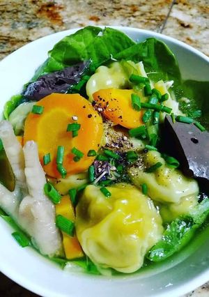 Hình của món Hoành thánh nước lèo và hoành thánh chiên.