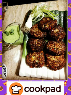 A picture of Chapli Kabab with Gathiya Chutney.