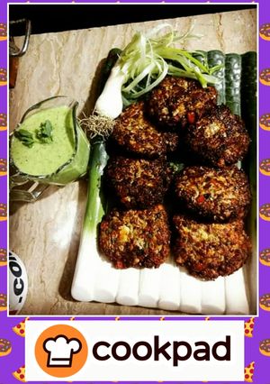 A picture of Chapli Kabab with Gathiya Chutney.