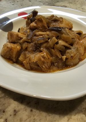 Una foto de Zorza de pollo con setas