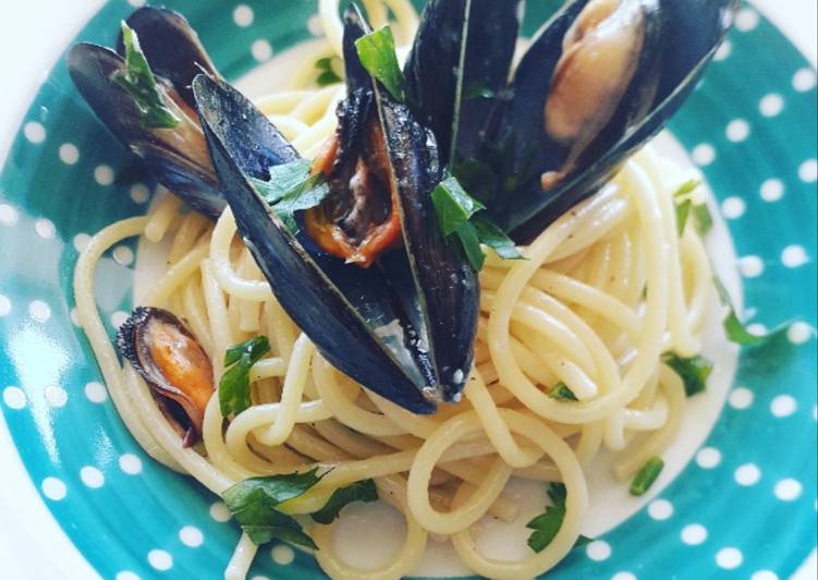 Spaghetti con sugo di cozze