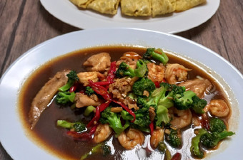 Langkah Mudah untuk Membuat Ayam lada hitam dengan brokoli dan udang Enak