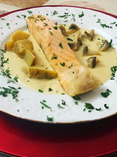Una foto de Salmón en salsa de cava con alcachofa y champiñones