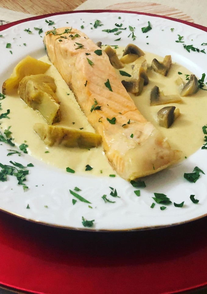 Una foto de Salmón en salsa de cava con alcachofa y champiñones
